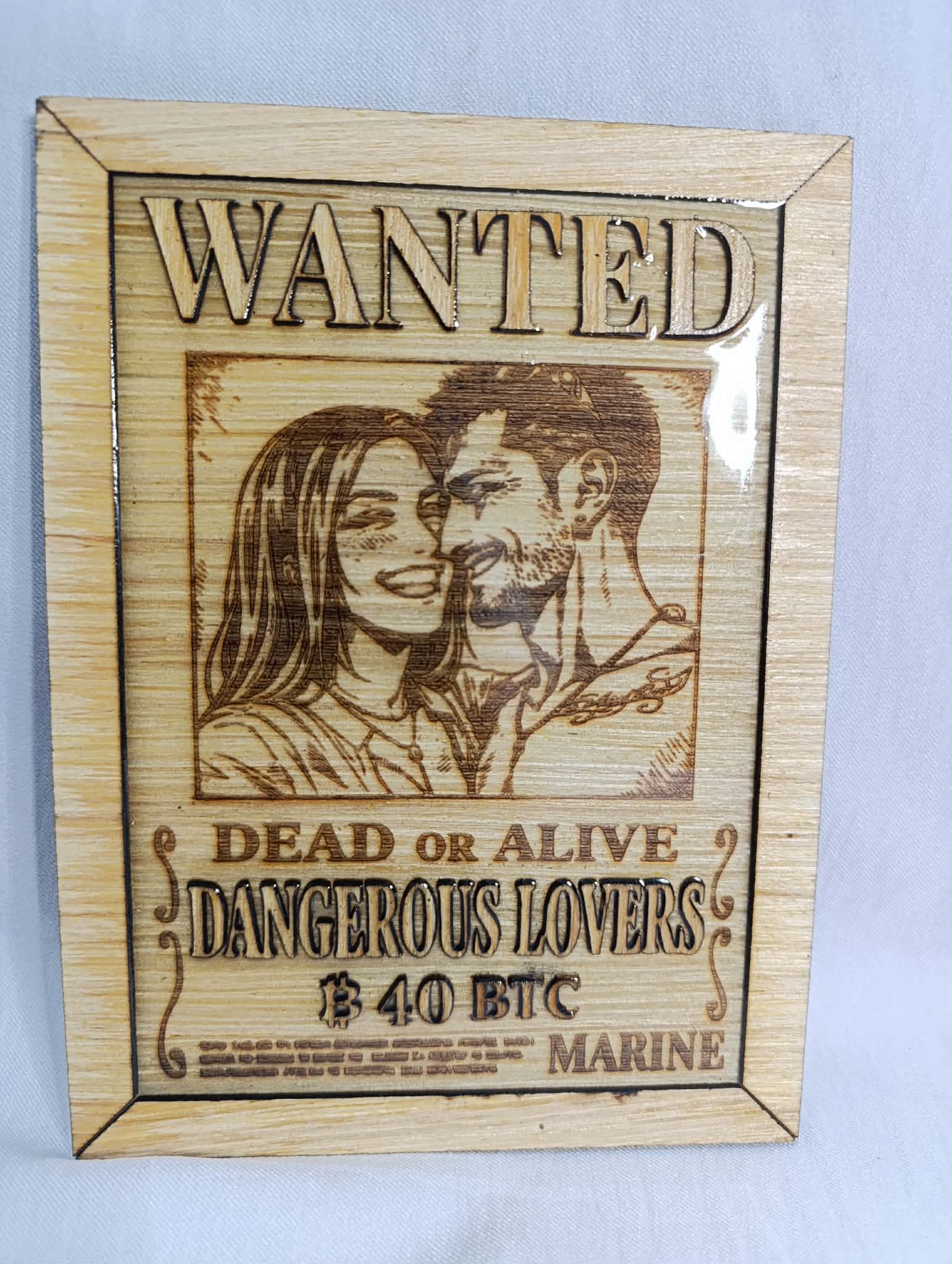 Avis de Recherche Personnalisé Gravé en Bois – Édition Relief Premium